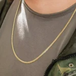 Brillo intenso y actitud serpentina. La Cadena Serpiente de 4 mm y 65 cm es una joya que no pasa desapercibida. Su diseño plano y ondulante refleja la luz con un efecto espejo que envuelve tu cuello con fuerza y distinción.  El grosor de 4 mm le da carácter, mientras que su acabado en oro laminado de 18k asegura un estilo duradero, resistente y lleno de presencia. Ideal para usar sola como pieza protagonista o para llevar con dijes minimalistas.  🐍 Una cadena para mujeres y hombres que pisan fuerte y brillan sin miedo.