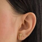 Un símbolo antiguo, con un encanto atemporal. El Arete Old Key de 1.2 cm combina elegancia y mística en un diseño que evoca secretos, puertas por abrir y estilo con carácter. Elaborado en oro laminado de 18k, este arete es perfecto para quienes buscan accesorios originales y diferentes.  Ideal para complementar un look bohemio, romántico o simplemente creativo. Su tamaño discreto lo hace cómodo para el día a día, sin perder ese toque distintivo que te hace resaltar.  🔹 Abre tu estilo a nuevas posibilidades con este toque vintage irresistible.