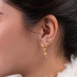 Arete Candonga Cruz Delgada en Oro Laminado de 18k | Estilo con fe | Qurimaki