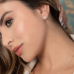 Arete Cruz Sagrada con Circonias en Oro Laminado de 18k | Qurimaki