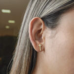 Un símbolo antiguo, con un encanto atemporal. El Arete Old Key de 1.2 cm combina elegancia y mística en un diseño que evoca secretos, puertas por abrir y estilo con carácter. Elaborado en oro laminado de 18k, este arete es perfecto para quienes buscan accesorios originales y diferentes.  Ideal para complementar un look bohemio, romántico o simplemente creativo. Su tamaño discreto lo hace cómodo para el día a día, sin perder ese toque distintivo que te hace resaltar.  🔹 Abre tu estilo a nuevas posibilidades con este toque vintage irresistible.