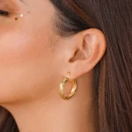 Arete Twisted Stripes en Oro Laminado de 18k | Qurimaki