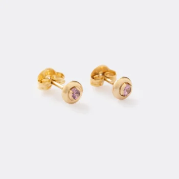 Arete Caja Redonda con Circonia en Oro Laminado de 18k | Brillo sutil y elegante | Qurimaki