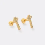 Un símbolo antiguo, con un encanto atemporal. El Arete Old Key de 1.2 cm combina elegancia y mística en un diseño que evoca secretos, puertas por abrir y estilo con carácter. Elaborado en oro laminado de 18k, este arete es perfecto para quienes buscan accesorios originales y diferentes.  Ideal para complementar un look bohemio, romántico o simplemente creativo. Su tamaño discreto lo hace cómodo para el día a día, sin perder ese toque distintivo que te hace resaltar.  🔹 Abre tu estilo a nuevas posibilidades con este toque vintage irresistible.