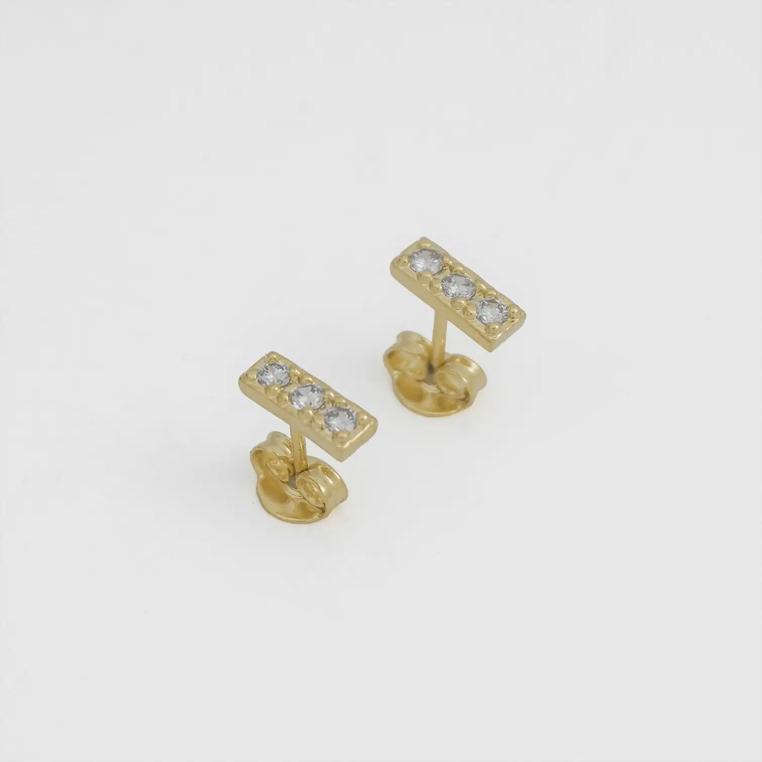 Arete Línea 3 Circonias en Oro Laminado de 18k | Qurimaki Arete Línea 3 Circonias en Oro Laminado de 18k | Qurimaki