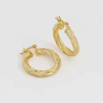 Arete Twisted Stripes en Oro Laminado de 18k | Qurimaki