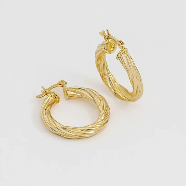 Arete Twisted Stripes en Oro Laminado de 18k | Qurimaki